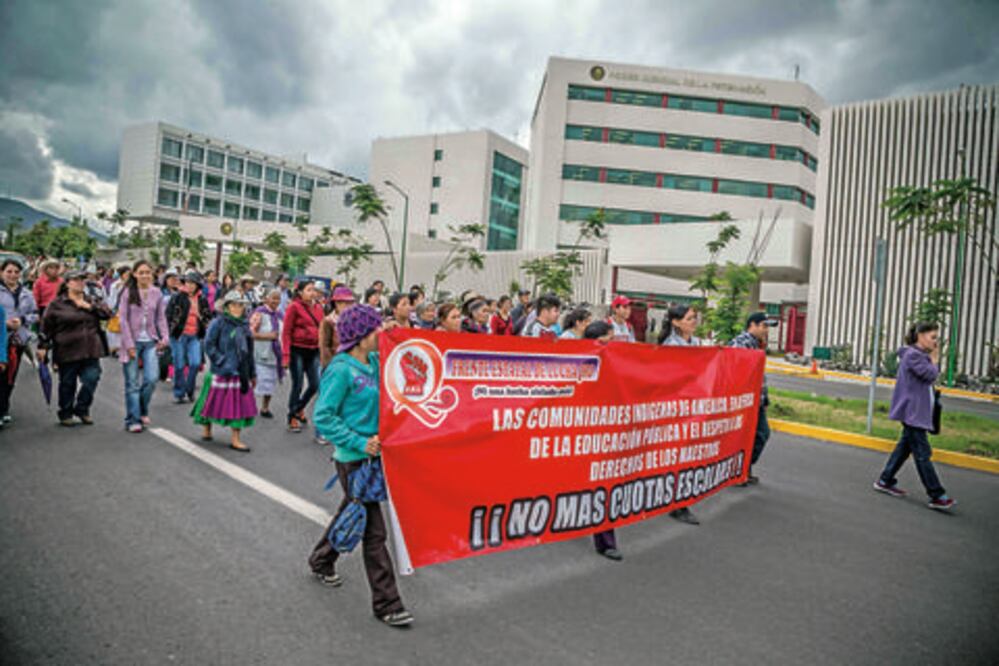 Se manifiestan en Congreso contra la reforma educativa