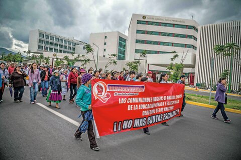 Se manifiestan en Congreso contra la reforma educativa