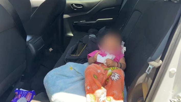 Bebé es abandonado en taxi de aplicación en Ecatepec; queda bajo resguardo del DIF
