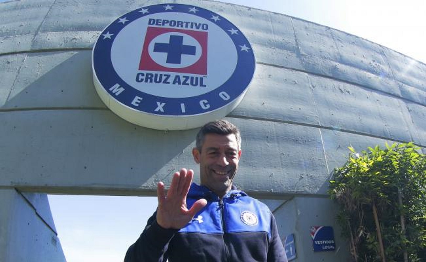 Quiero una estatua al lado de Cantinflas: Caixinha