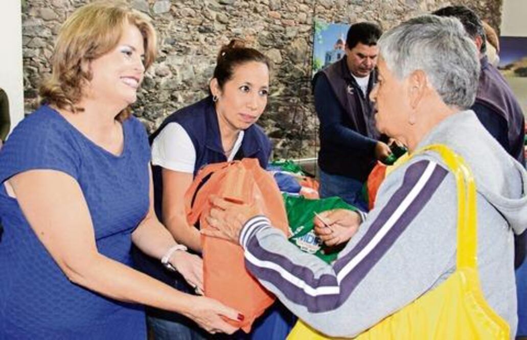 Entregan despensas en Corregidora