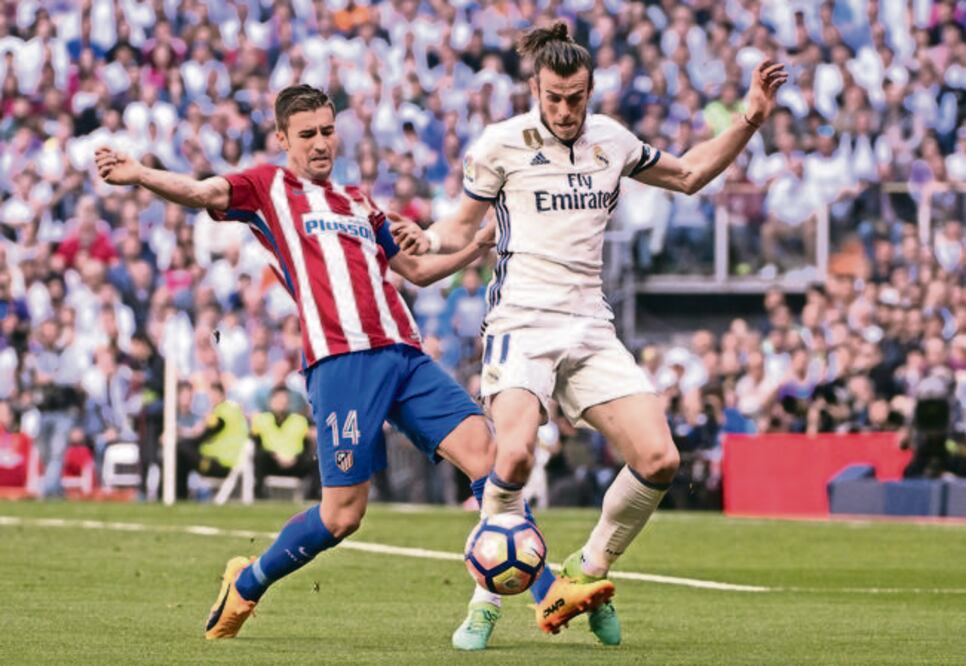 Gabi (izq.) fue un dolor de cabeza para Gareth Bale. (CURTO DE LA TORRE. AFP)
