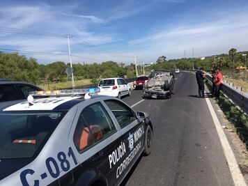 Salen ilesos a volcadura en la Libre a Celaya