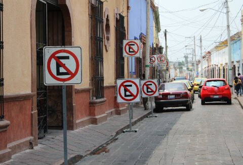 Urgen a regular estacionamientos