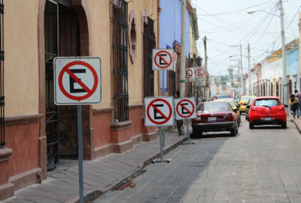 Urgen a regular estacionamientos