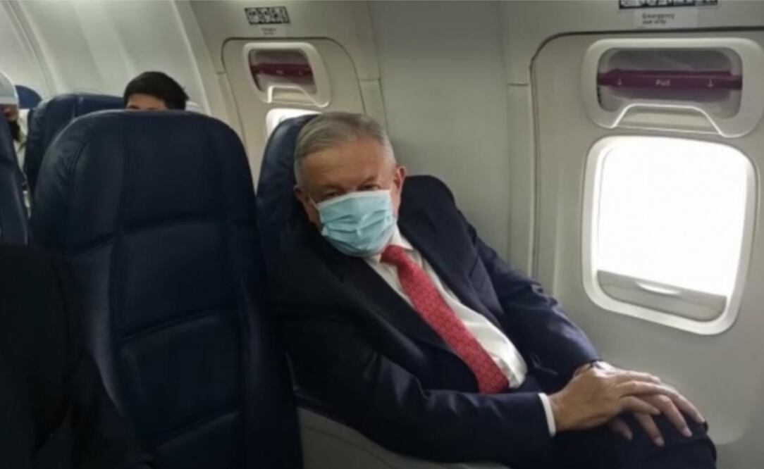 Aborda AMLO avión para su viaje a EU