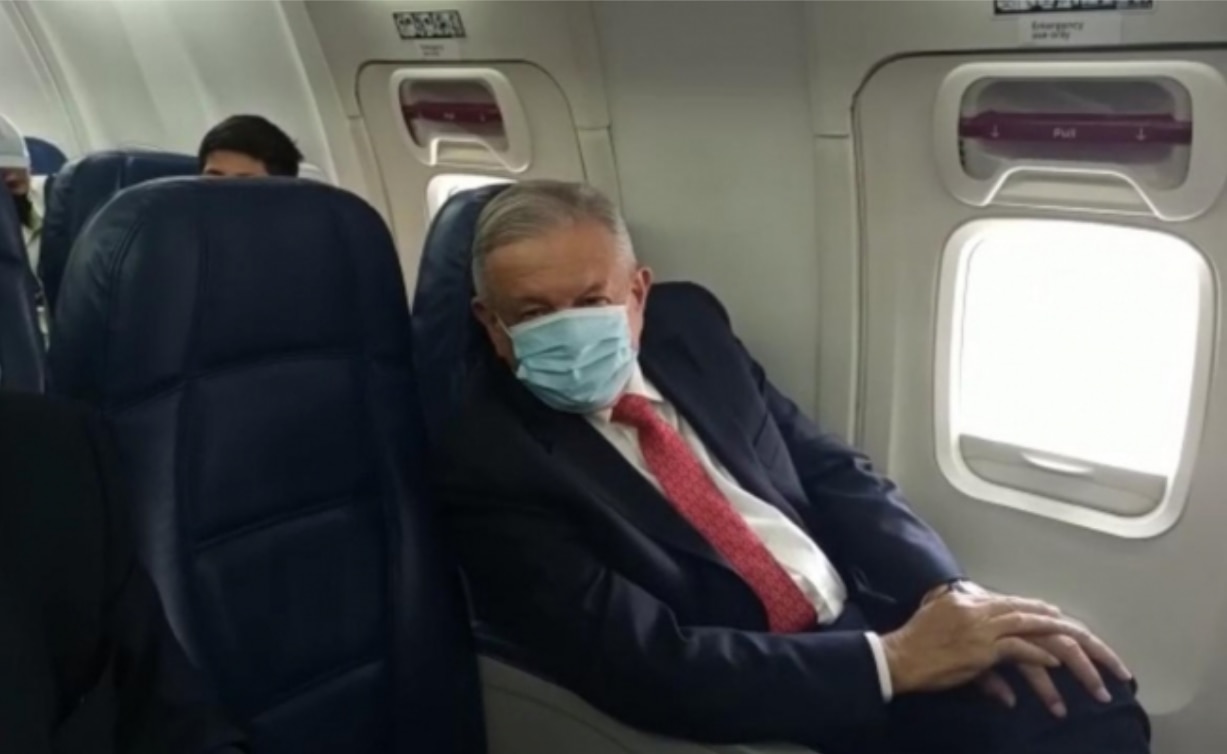 Aborda AMLO avión para su viaje a EU