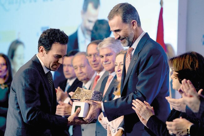 Ven censura en salida de Carlos Loret