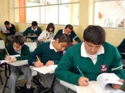 Buscan papás lugar en escuela