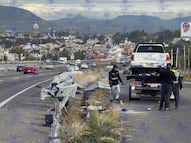 Vuelca camioneta y se impacta contra barrera metálica en Paseo de la República; ocupantes abandonan el lugar