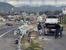 Vuelca camioneta y se impacta contra barrera metálica en Paseo de la República; ocupantes abandonan el lugar
