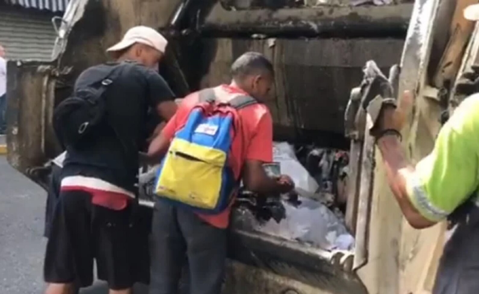 El video de la gente comiendo de la basura... desde el ángulo de Jorge Ramos