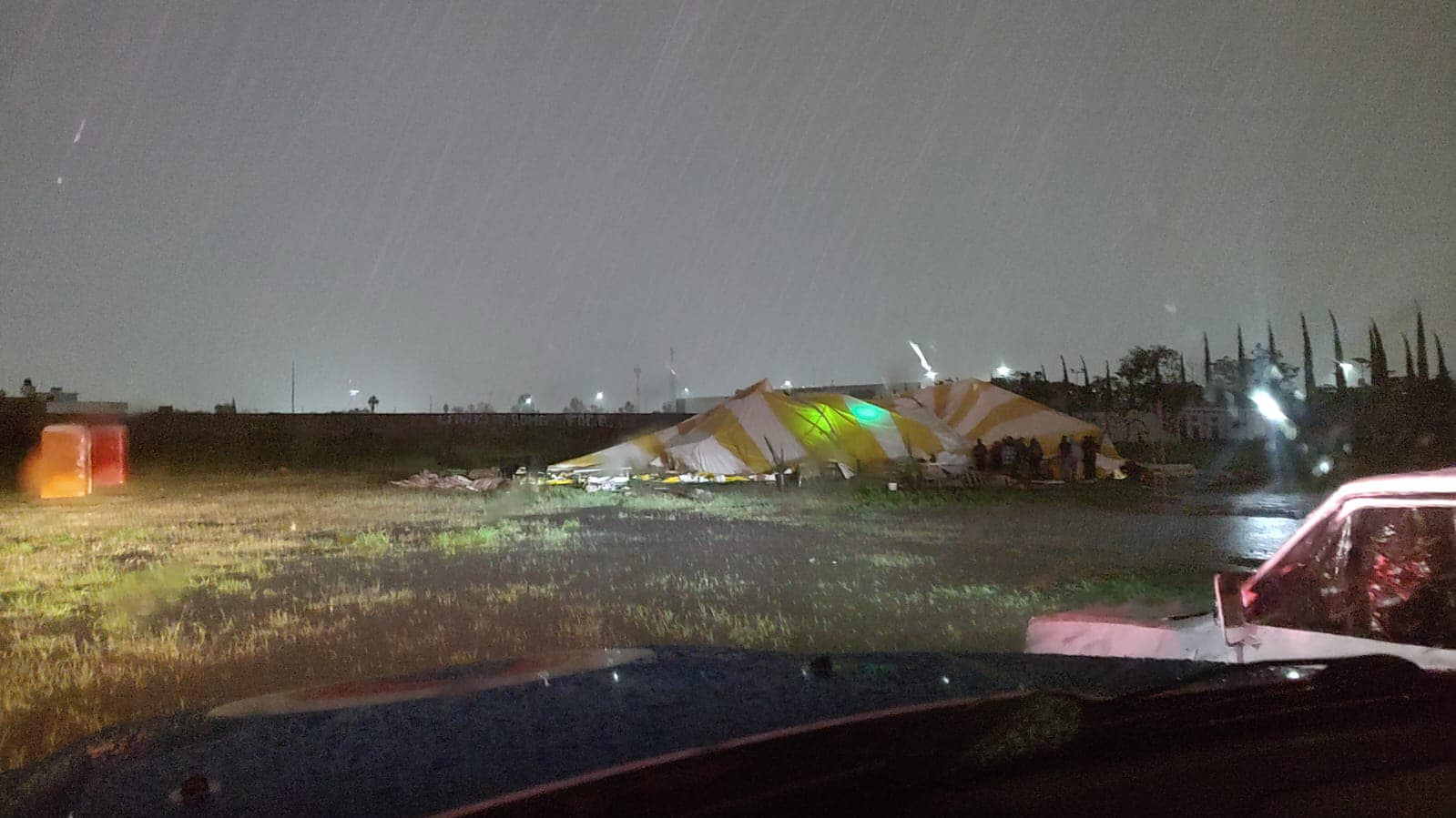 Lluvia se lleva carpa en Querétaro; no hay lesionados