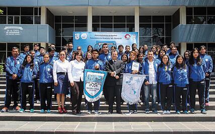 El rector abandera a 51 deportistas  de la UAQ