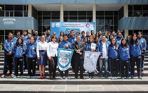 El rector abandera a 51 deportistas de la UAQ