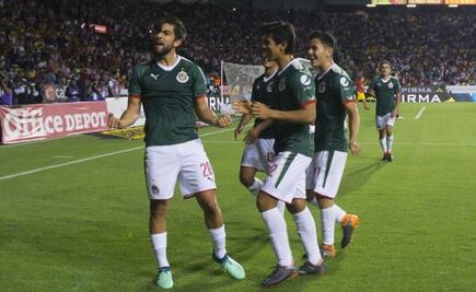 Doblete de Pizarro le da el triunfo a las Chivas