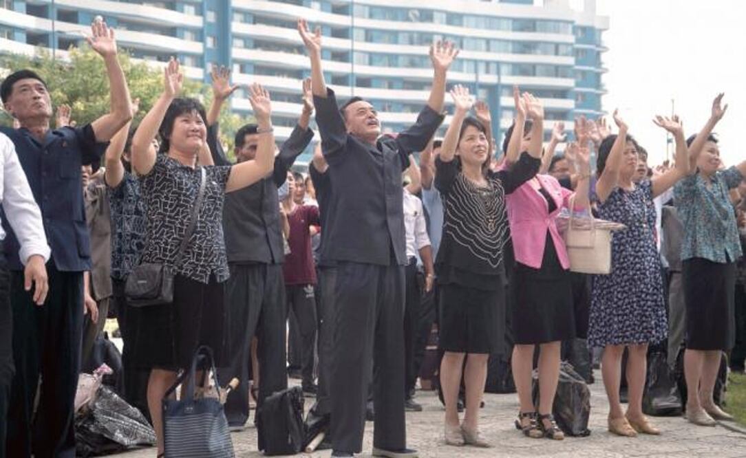 Norcoreanos celebraron ayer al enterarse por televisión que el régimen de Pyongyang probó con éxito la bomba H. (KIM WON-JIN. AFP)
