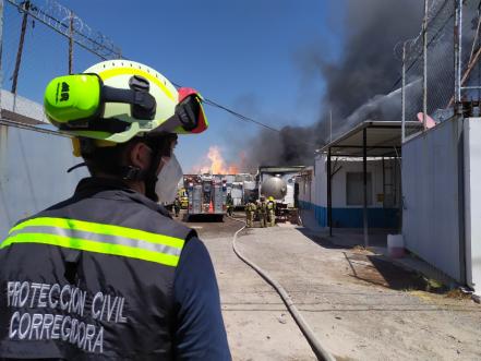 Evacuan 8 empresas por incendio en la zona industrial Balvanera