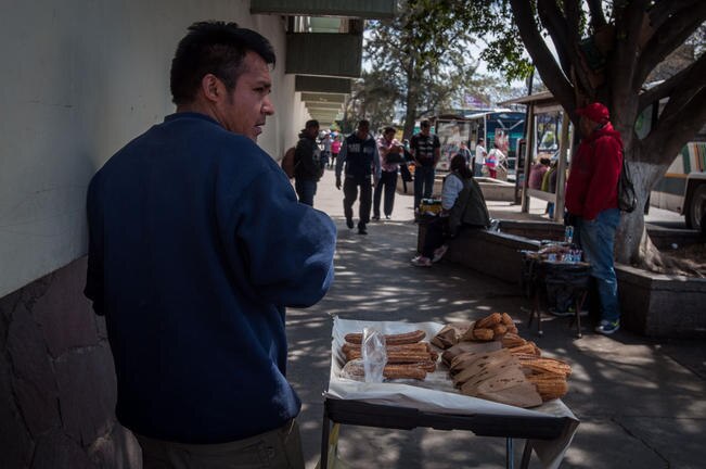 Evita a inspectores para vender churros y mantener a su familia