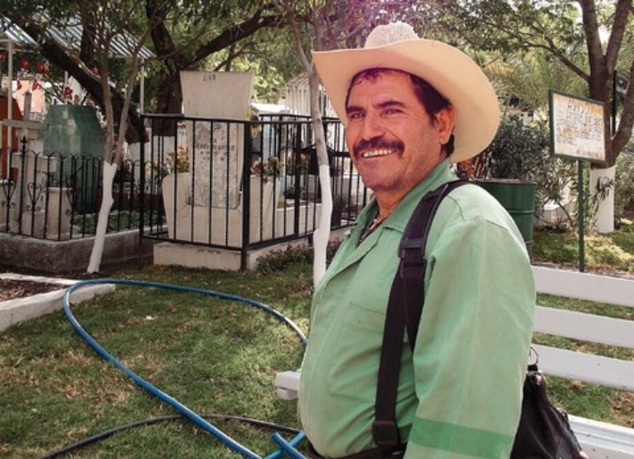 Velan y conviven   con los muertos  