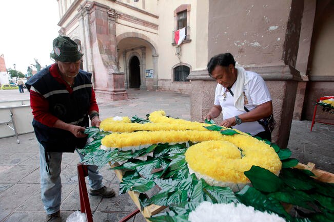 Portada floral, detalle artesanal en la Santa Cruz