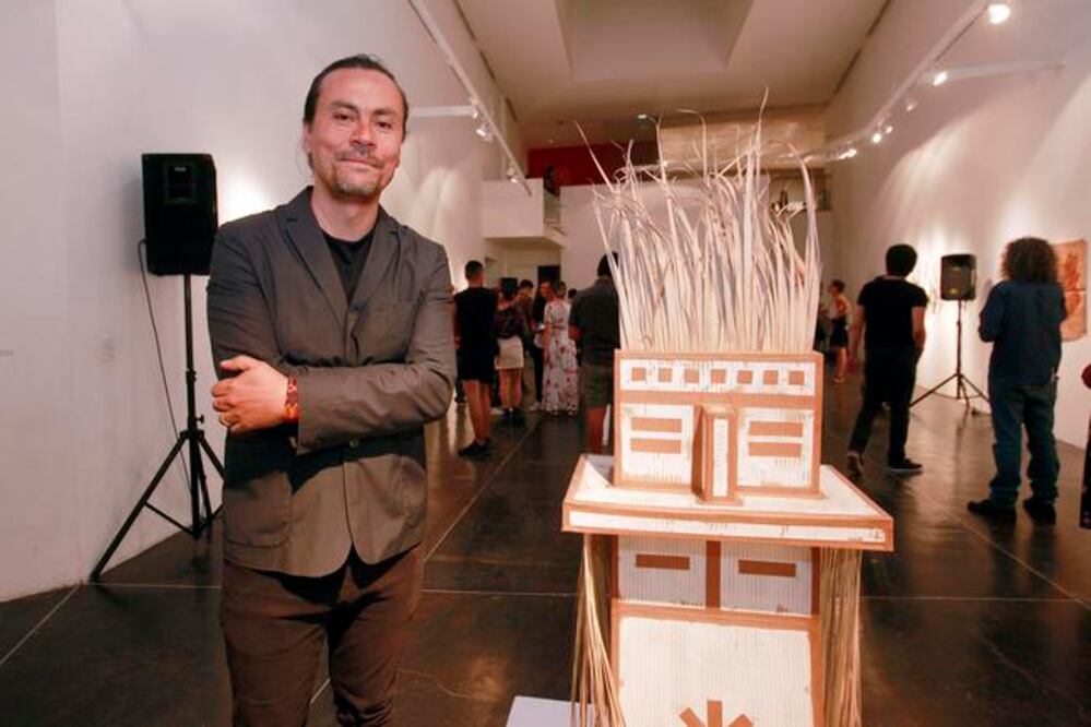 ¿Ficticio...? Víctor Hermosillo pressenta utensillios y máscaras de los Naa Dié, generando la duda sobre su existencia. / Foto: César Gómez