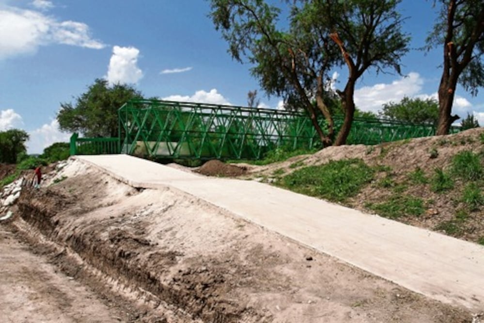 Reparan puente peatonal en Jurica