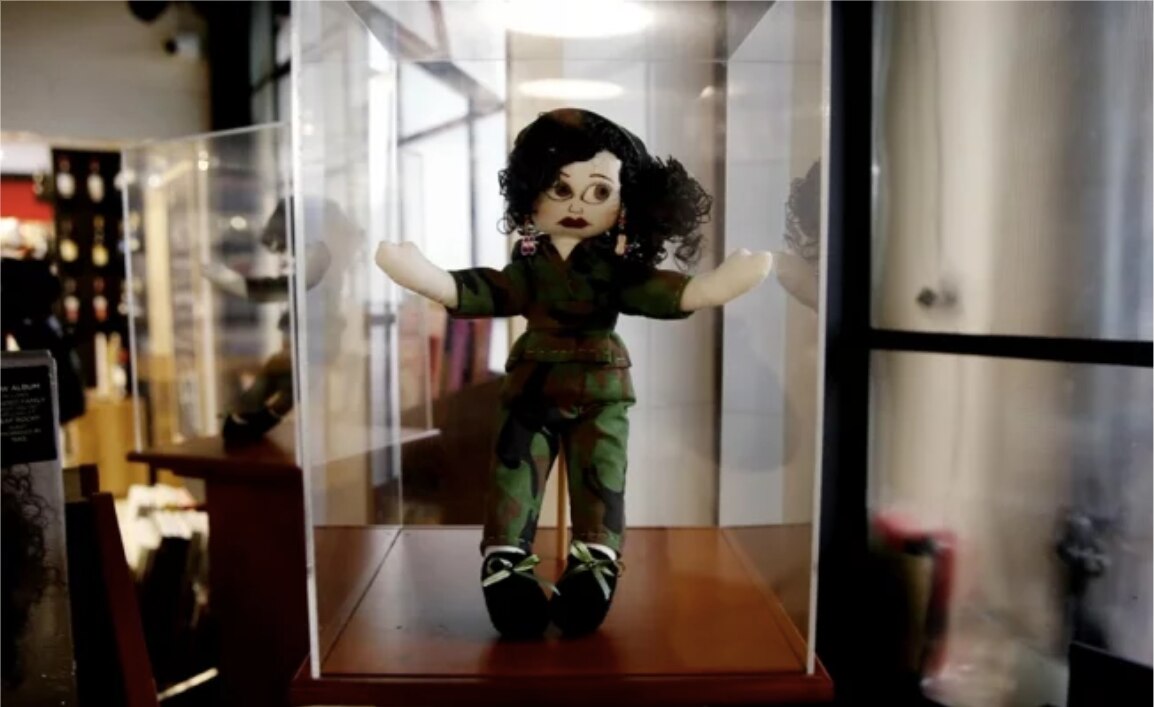 Con muñecas de trapo recuerdan a las mujeres desaparecidas en Colombia