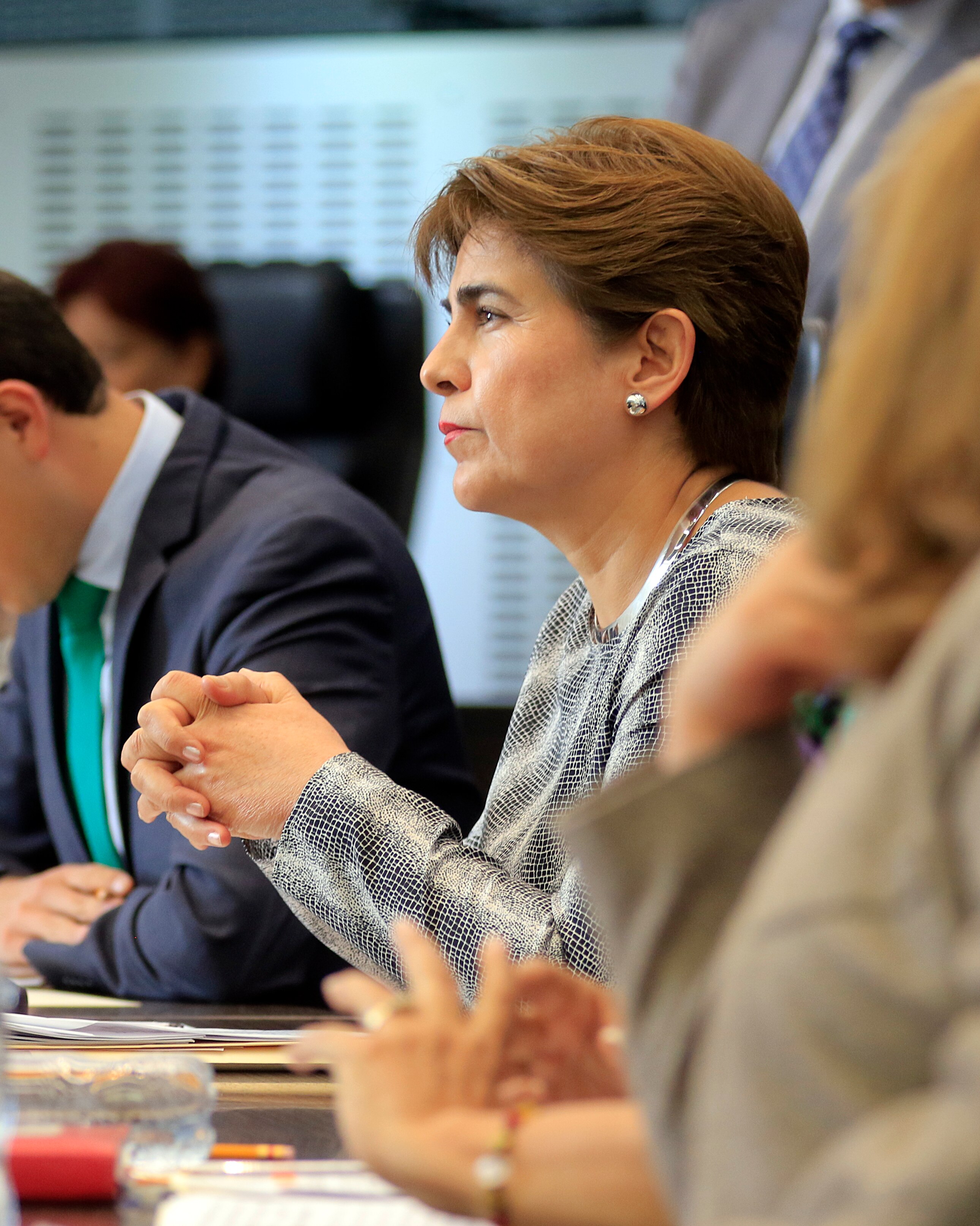 Legisladores acusan entrega de dictámenes a destiempo