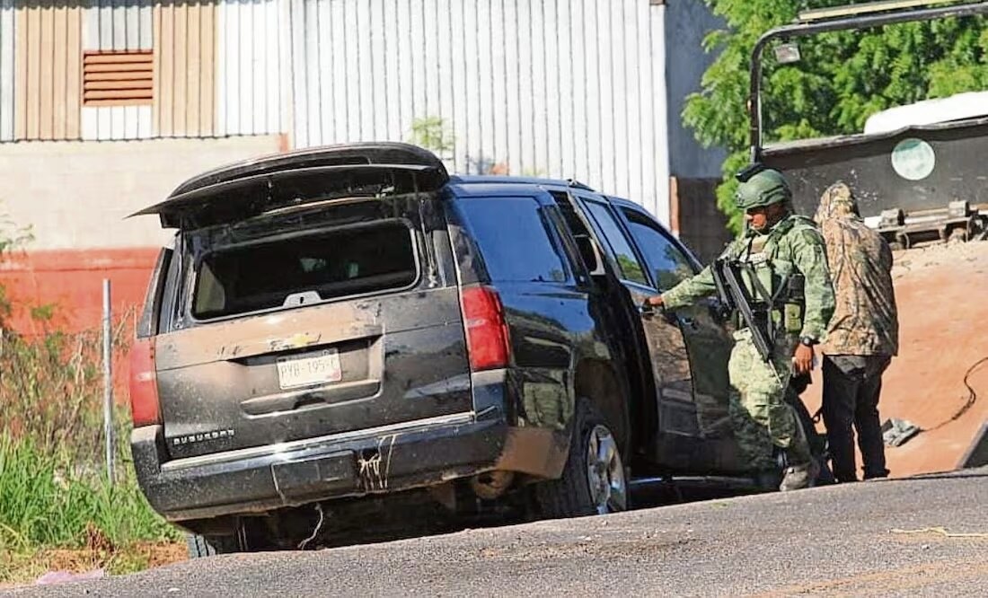 Militares sometieron a tres jóvenes armados y les aseguraron tres vehículos, uno de ellos blindado. Foto: Especial
