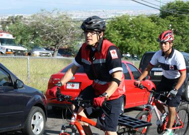 Capacitan a héroes sobre ruedas