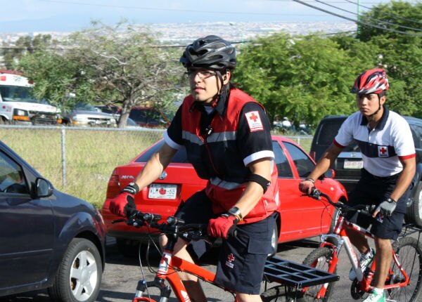 Capacitan a héroes sobre ruedas