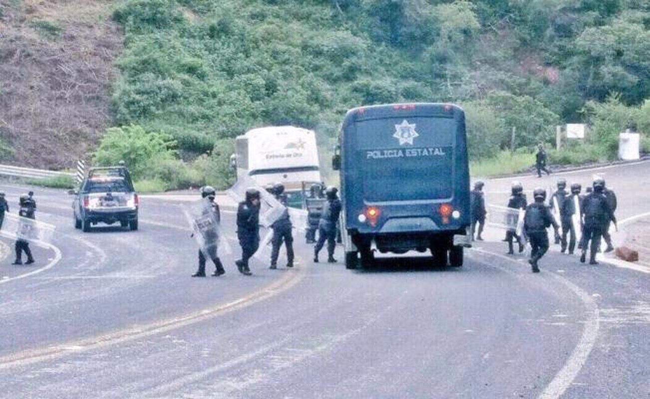Normalistas de Ayotzinapa retienen a policías