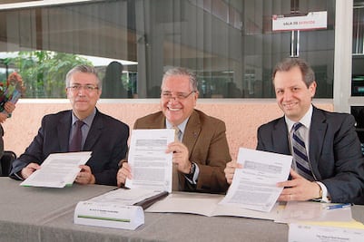 Reciben estudiantes de la UTEQ herramienta tecnológica de firma