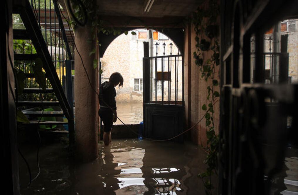 La mayoría de los habitantes de Lirios no sólo vieron perdidas sus viviendas sino también sus negocios. Con ayuda de los empleados municipales, los vecinos sacaron el agua de sus casas. (LUIS SÁNCHEZ. EL UNIVERSAL)