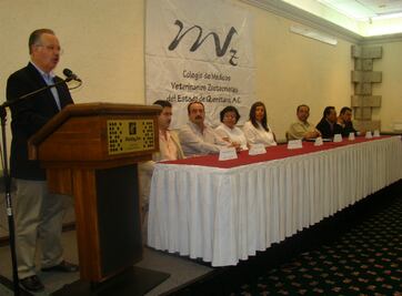 Celebran a veterinarios en su día