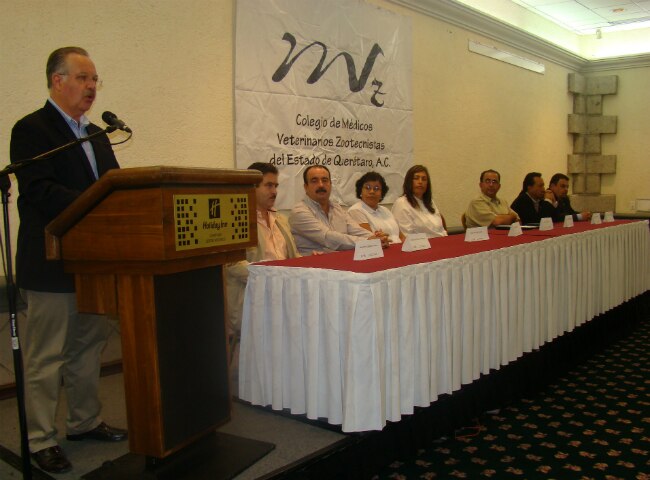 Celebran a veterinarios en su día