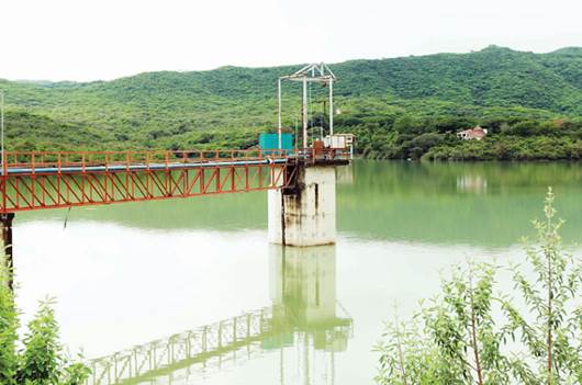 Supervisan limpieza de presa en Sierra