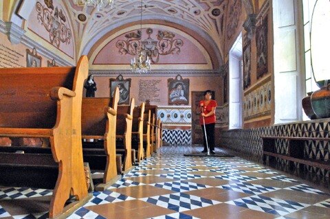 Ante robos, mujer resguarda iglesia