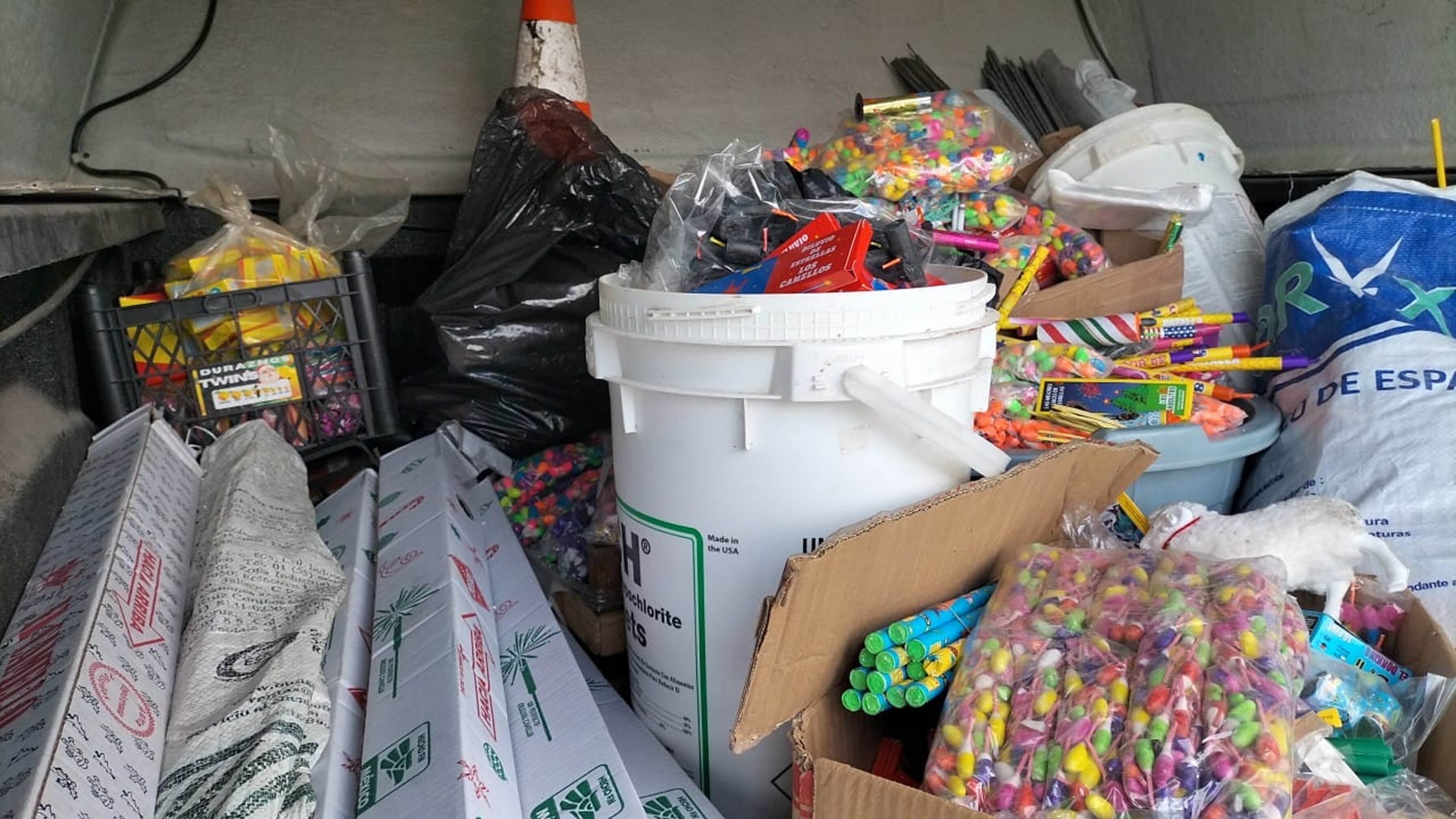 Decomisan 3.2 toneladas de pirotecnia; se vendía en tianguis y mercados