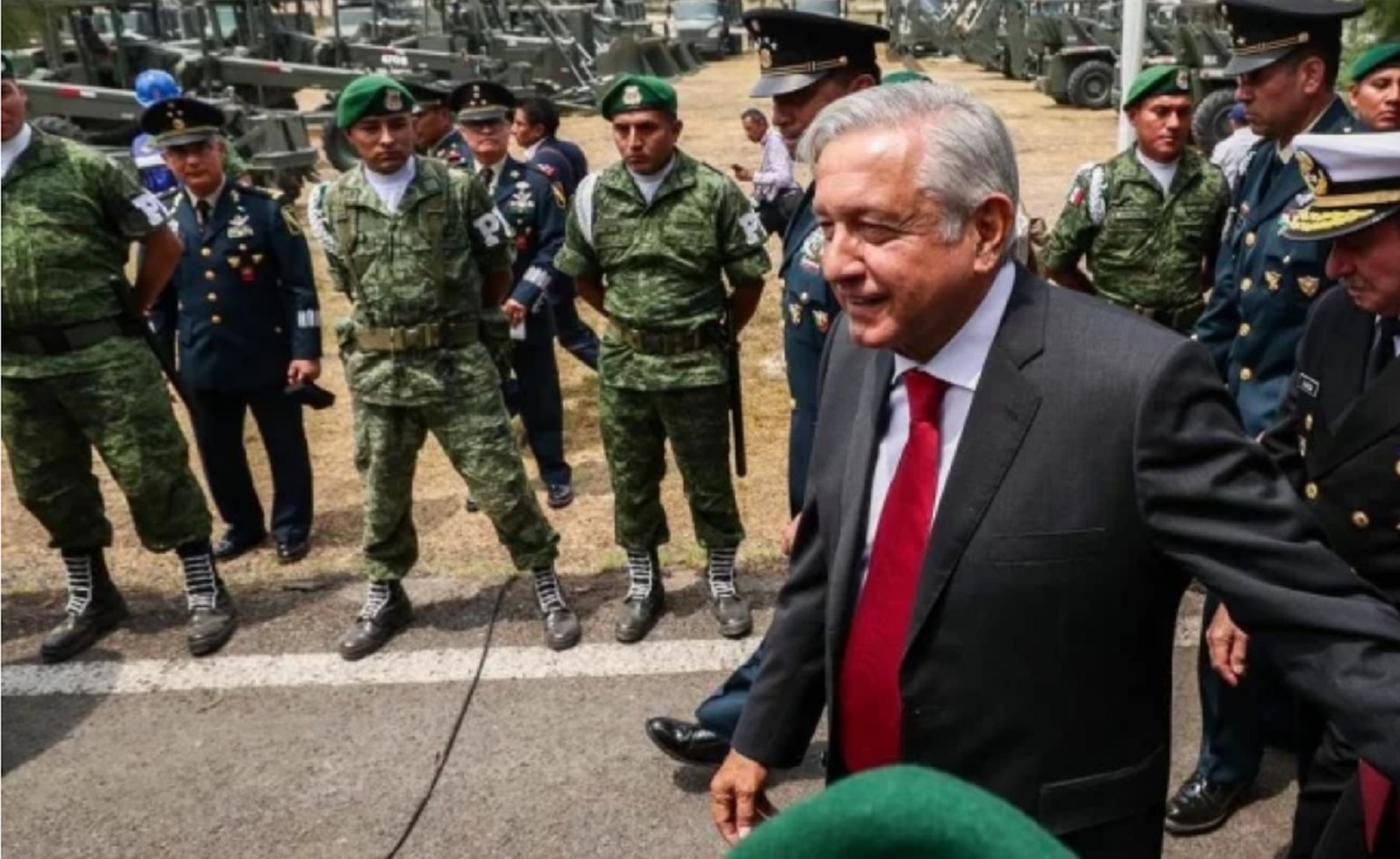 Firma gobierno contratos para nuevo aeropuerto en Santa Lucía