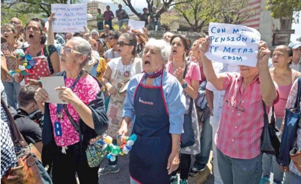 Un grupo de adultos mayores protestaron ayer en Caracas contra los cambios que quiere imponer el gobierno para el pago de sus pensiones (MIGUEL GUTIÉRREZ. EFE)