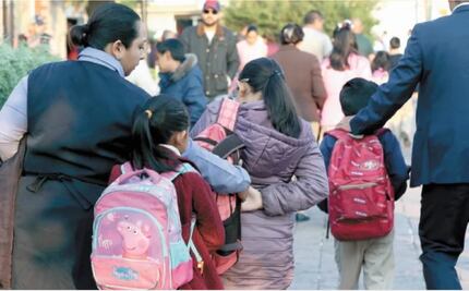 "Padres deben cuidar peso en las mochilas": IMSS