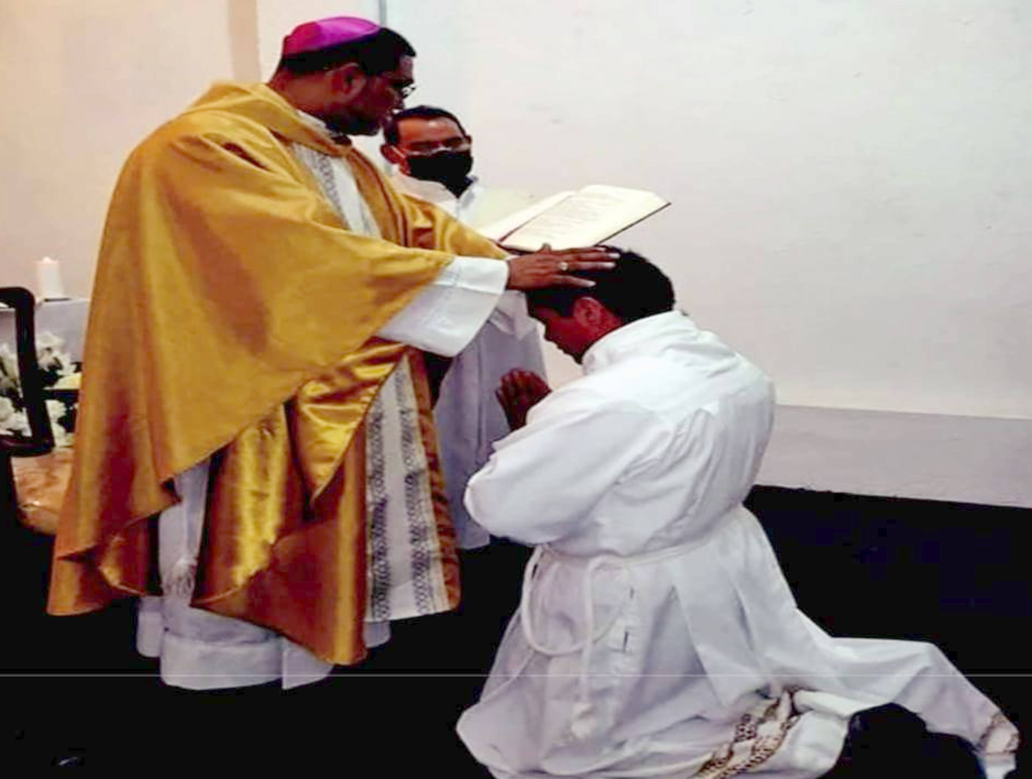 Tu boda podría ser falsa si te casó este sacerdote, advierte la Diócesis