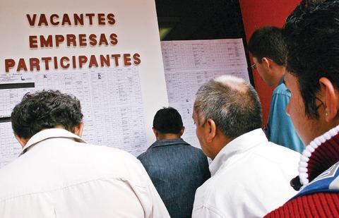 Capacitarán a 16 mil desempleados
