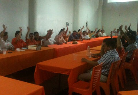 Aprueban expulsión de León Hernández