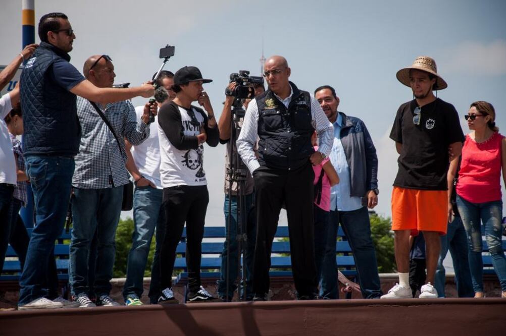 Marcos Aguilar Vega en convivencia con los jóvenes. Se apareció en la pista, pero los patinadores no se inmutaron. Sólo dos jóvenes aprovecharon el encuentro para externar peticiones.