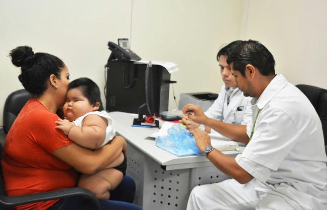 Niños con obesidad podrán comprar comida chatarra "sólo con el permiso de sus papás"