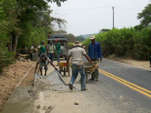 Supervisan avance de obras en carretera