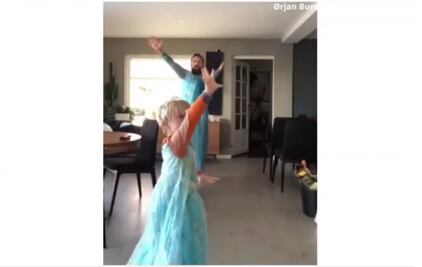 Comediante desafía estereotipos transformándose en Elsa de "Frozen"